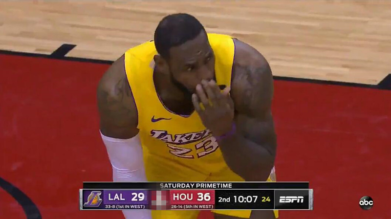 对飙演技！詹姆斯和塔克激烈对抗，两人动作太夸张，让人啼笑皆非