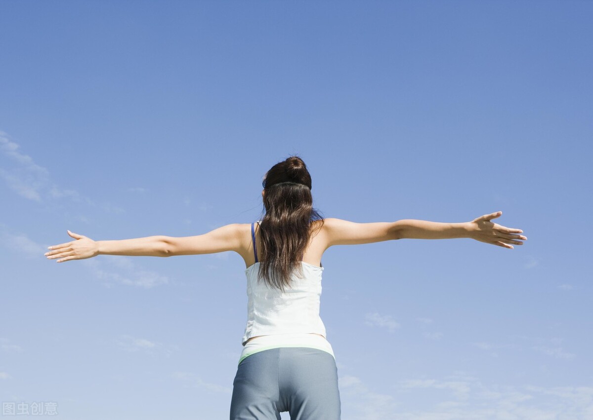 正常人不吃饭能活多久,失眠不睡觉能坚持几天