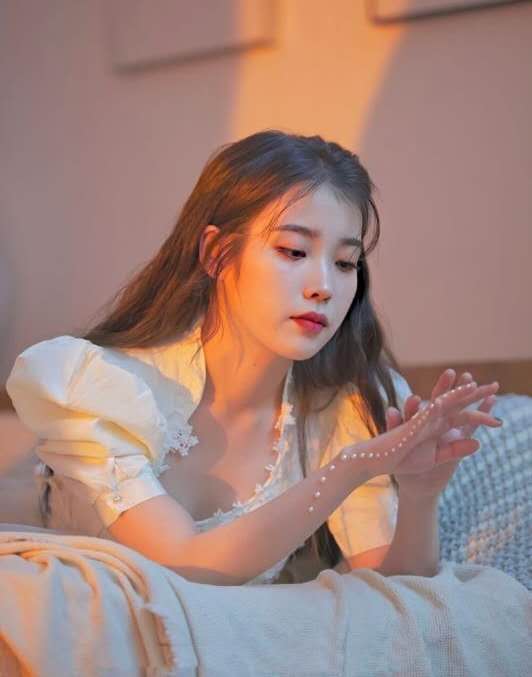 长着一张幼稚的脸，怎么驾驭“华丽感”？这两个细节告诉你真相