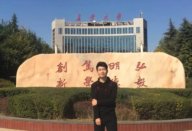 小学生捡到28万现金归还失主,大学生捡到钱立即归还的新闻