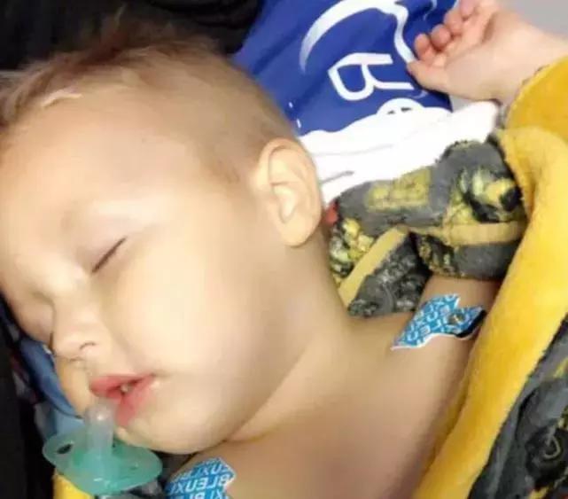 小孩吃吐血口香糖吓坏妈妈了,小孩吞下口香糖大哭