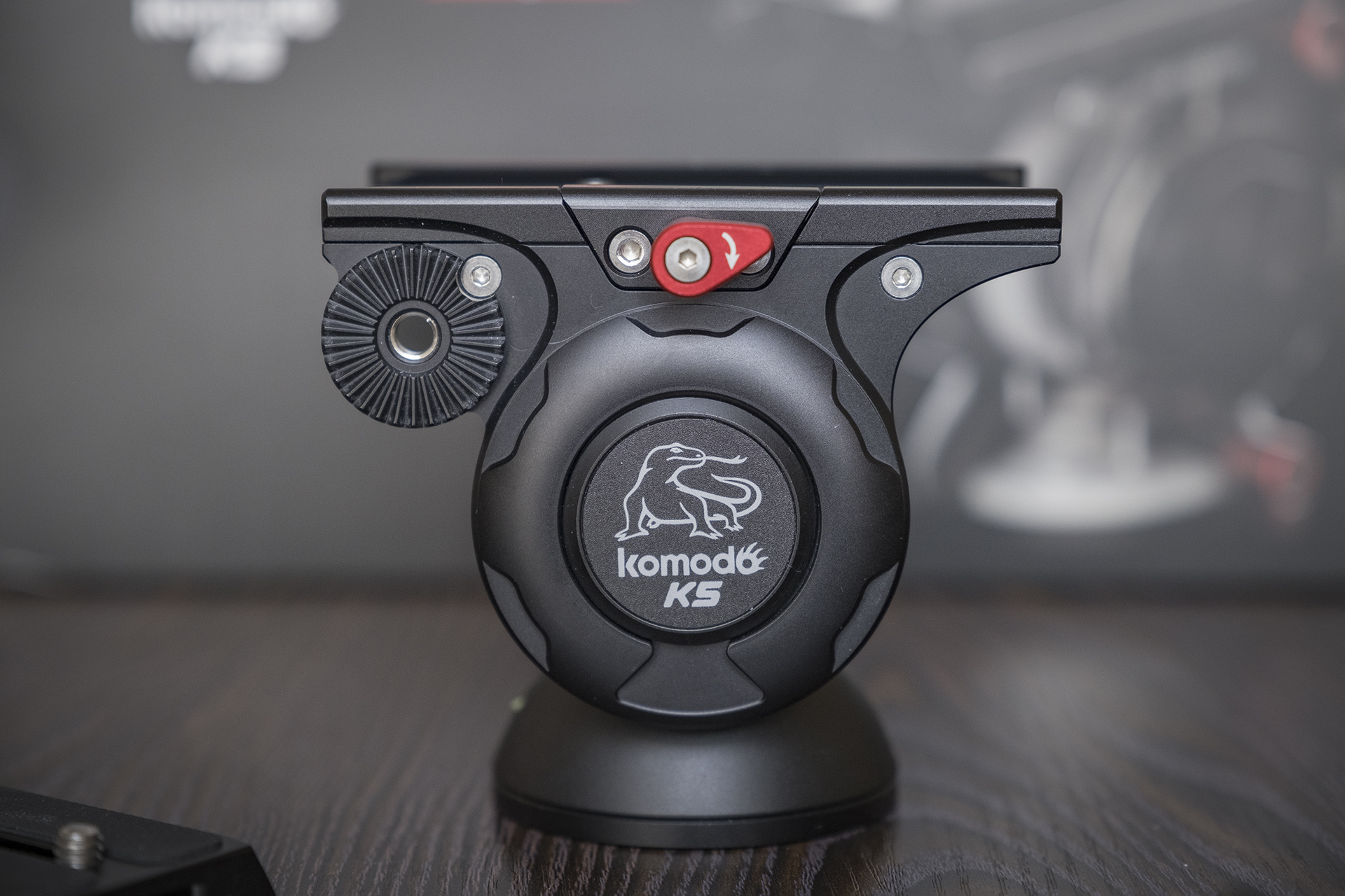 聚目开箱丨明明能靠脸，偏要拼才华——印迹COBRA2代独脚架开箱