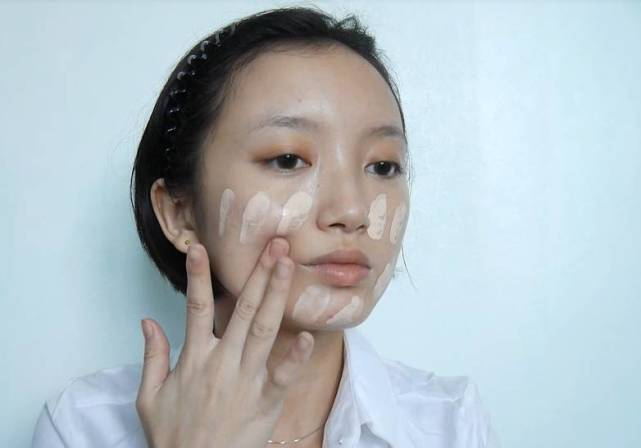 粉底液服帖质地轻薄易涂抹,粉底液如何涂抹更服帖
