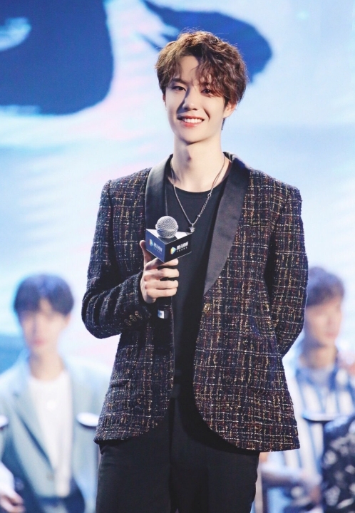 朱正廷西装大片,朱正廷蝴蝶西装