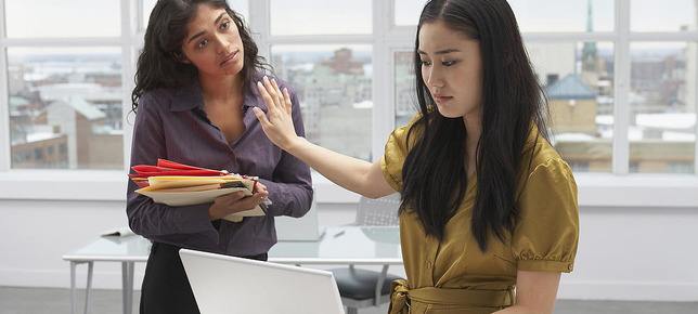 同事故意让你帮他忙,同事让我帮他干活让你背锅