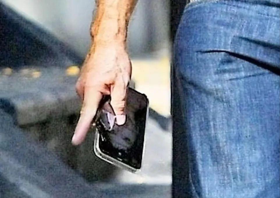 贝佐斯女友当街亲他一脸口红，浑身巨钻，富婆气息，转正的节奏？