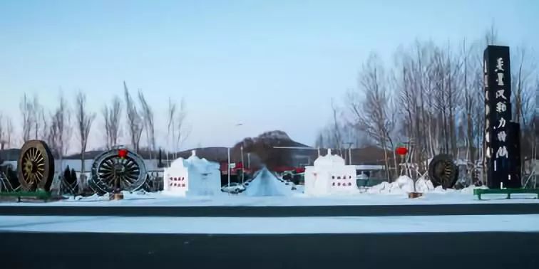 草原上的城市乌兰浩特,草原上升起不落的太阳夕阳正红