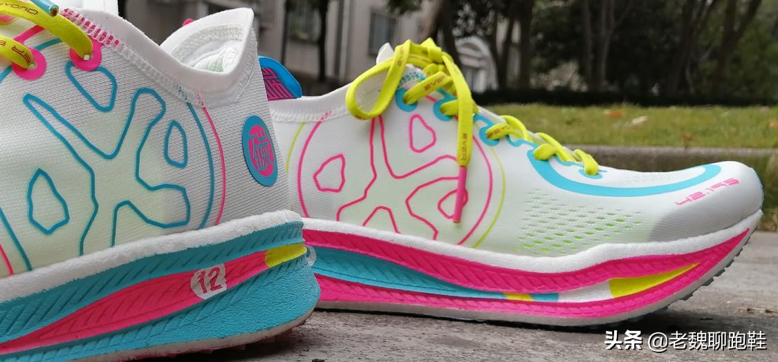 必迈惊碳实测报告：国产第一款推动力跑鞋，轻薄透气释放脚踝压力