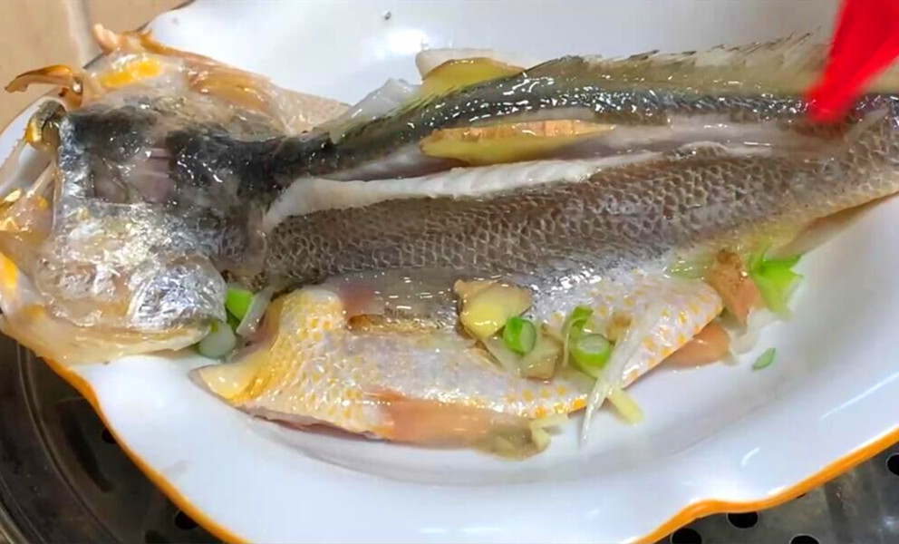 清蒸鱼放盐的最佳时间,清蒸鱼盘子边上放盐