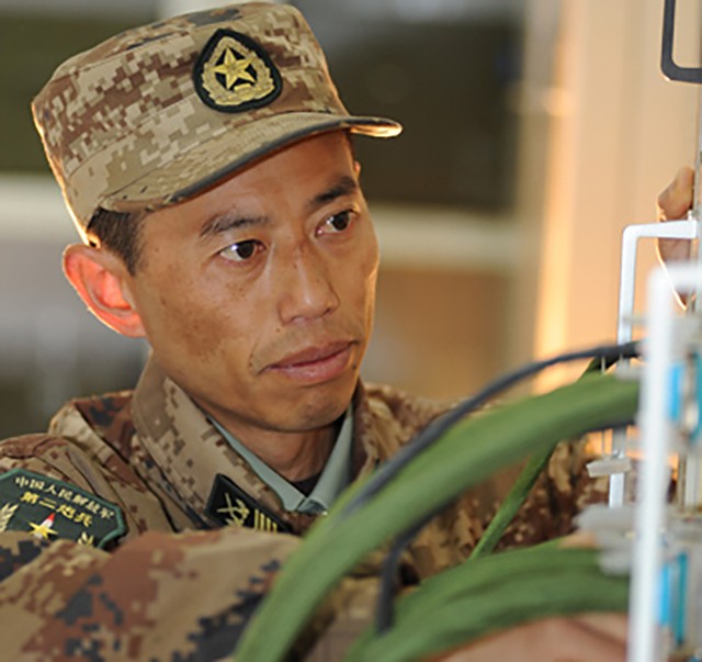 安徽兵王仅初中文化，入伍34年有召必回，退役后女儿继承父业