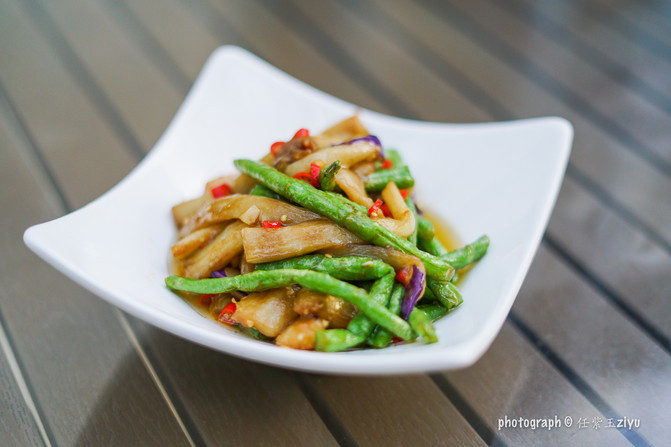 一群年轻人到三亚，摆pose，拍照