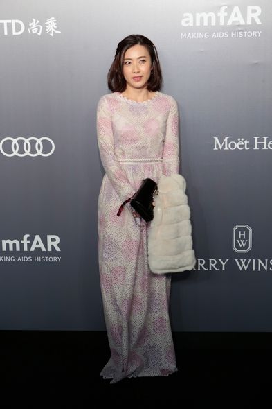 香港女首富甘比黑裙出席典礼,香港女首富甘比的成功