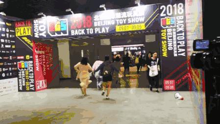 一年花费70多万，比炒鞋更疯狂！溢价近40倍的炒盲盒来了