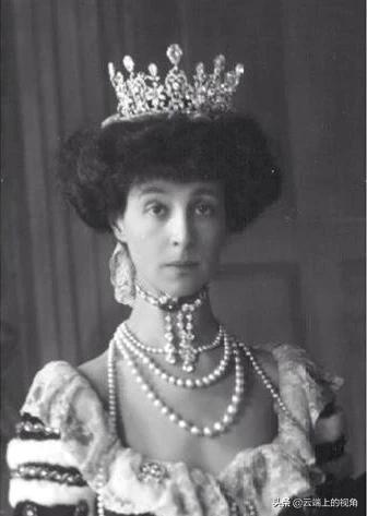 头皮扯出血也得忍着,这才是真正的“欲戴王冠必承其重”