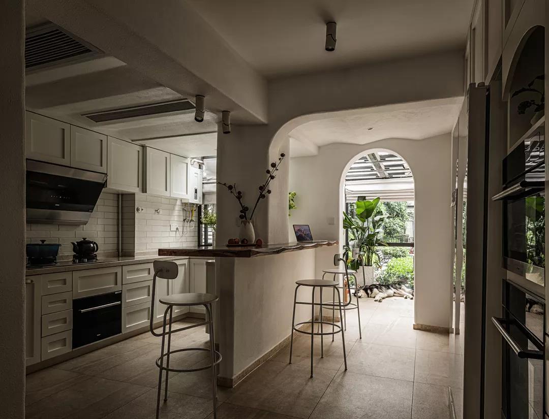 「恋·家」90后花艺师的森系生活，在洞穴里建花房