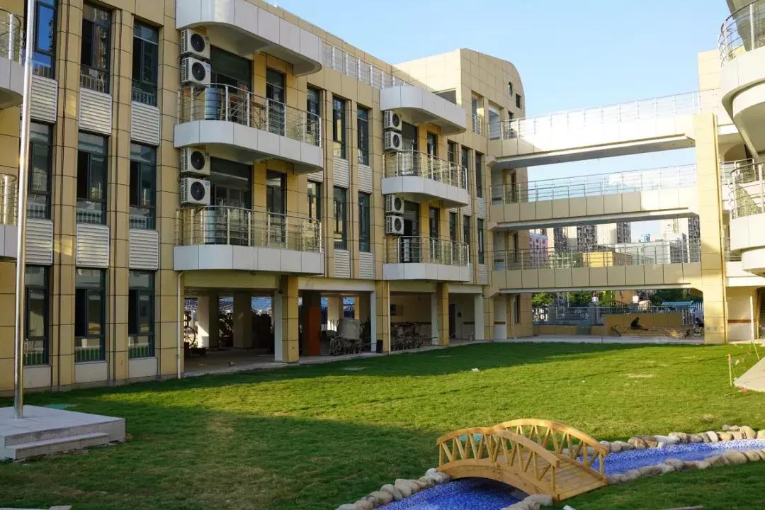 带屋顶的足球场,有屋顶的室内足球场