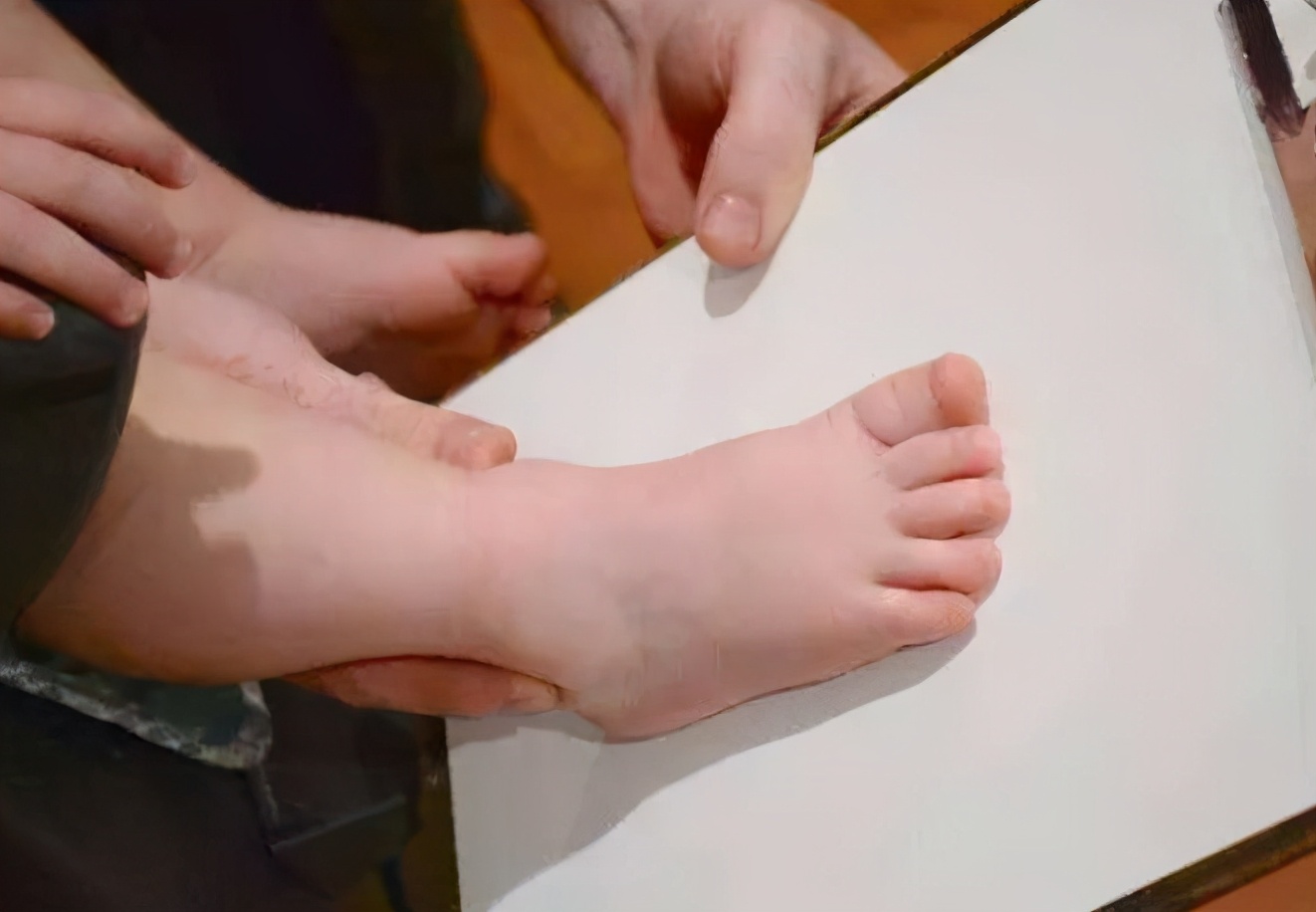 给小孩买鞋子要买大一码吗,给孩子买鞋子是大点好还是刚刚好