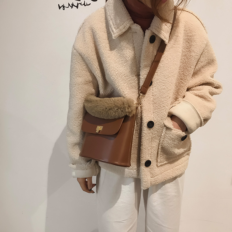 新款时尚洋气复古水桶包,复古斜挎水桶包穿搭