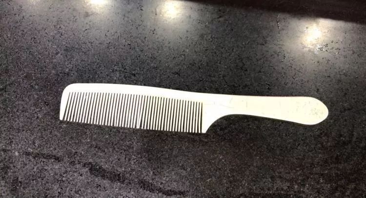 头发太长理发店不开门,头发太长去理发店找理发师剪头