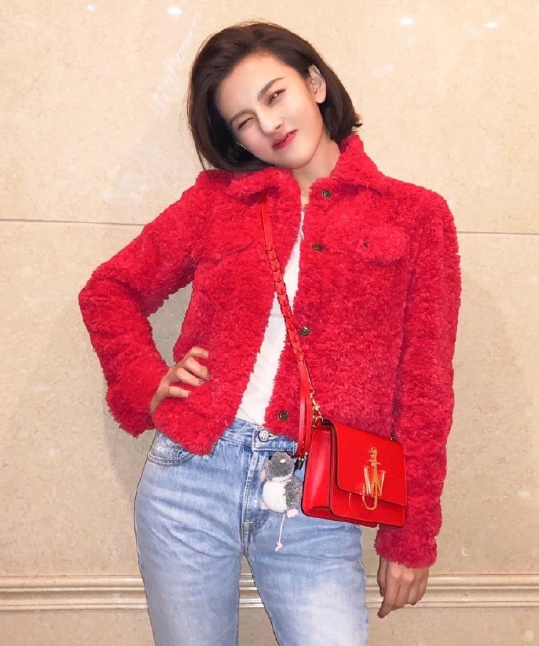 山花浪漫不及眉间一点朱砂，万千颜色都不如红色艳丽好穿搭