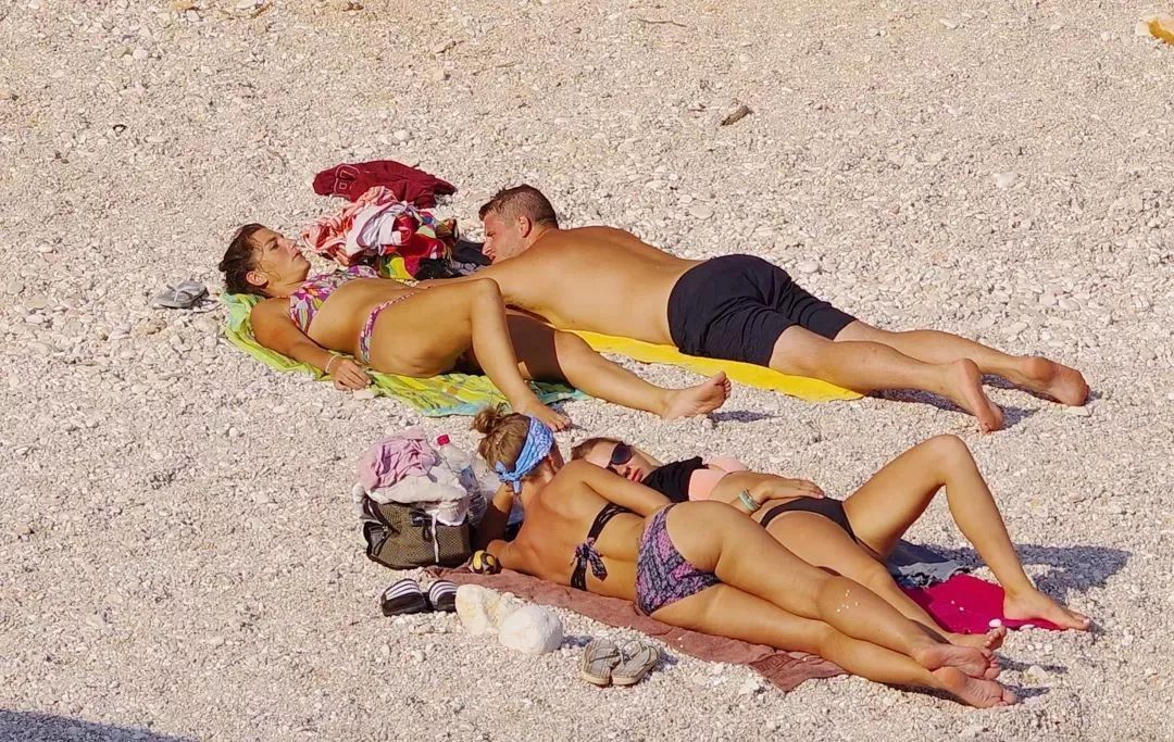 人晒太阳的好处与功效,外国人晒日光浴好处