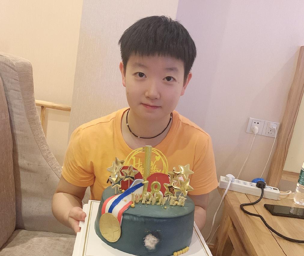 陈梦孙颖莎今日启程,金牌生日蛋糕意味深长,队友祝福忙坏小黑