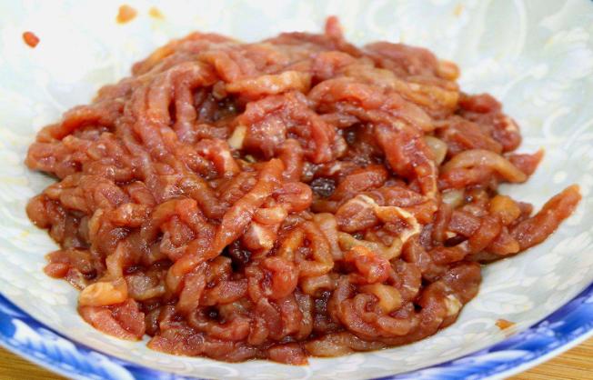 炒肉丝要不要油,肉丝用淀粉腌制怎么炒才能不粘锅