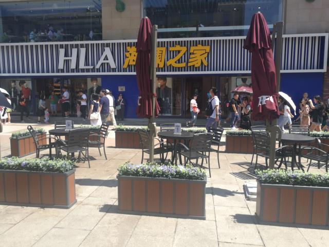 北京王府井大街露天的商铺重新开张：开开关关经历了多次反复轮回