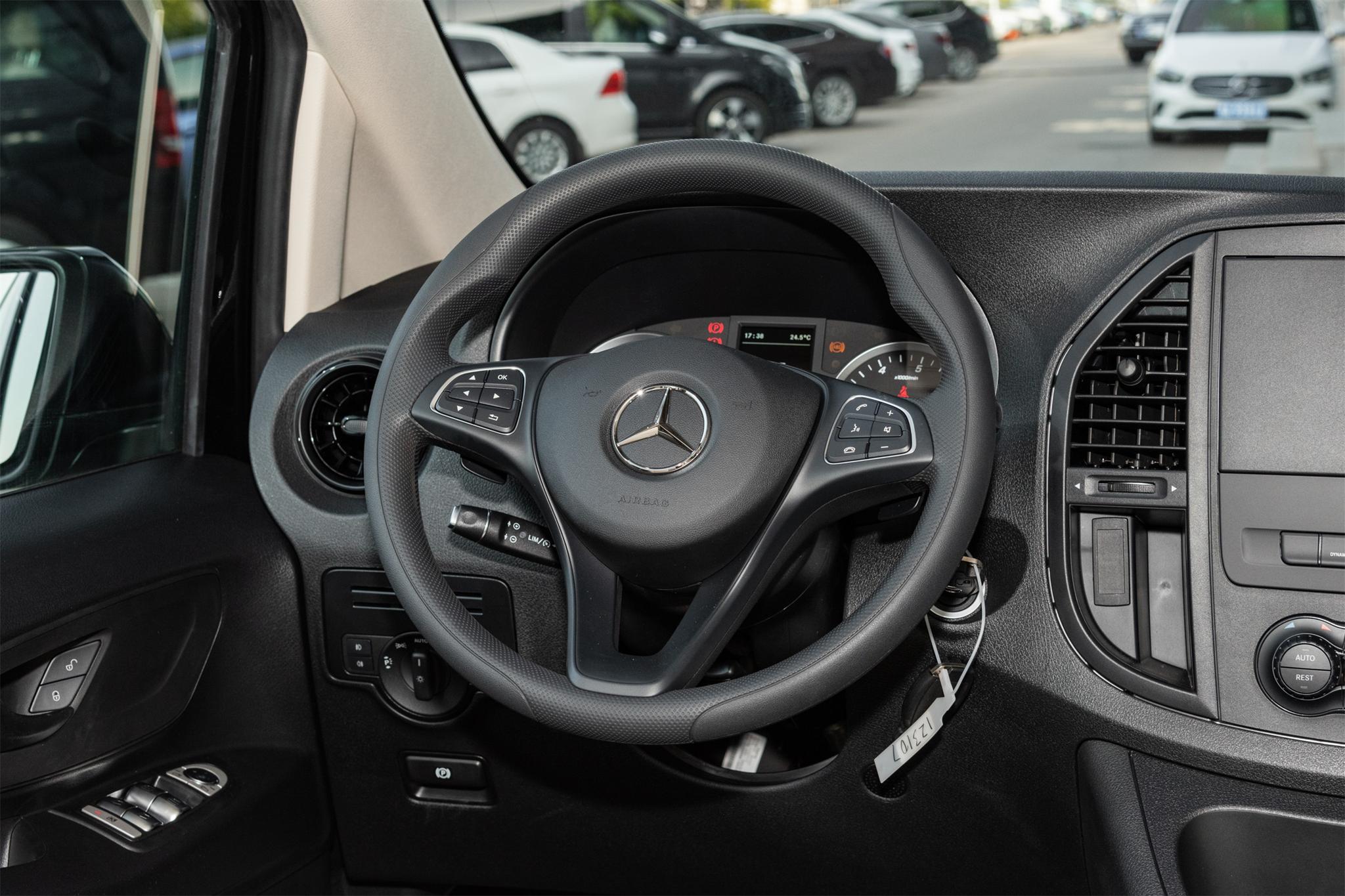 价格更低尺寸更大的奔驰威霆,轴长2.75米以上纯电动汽车