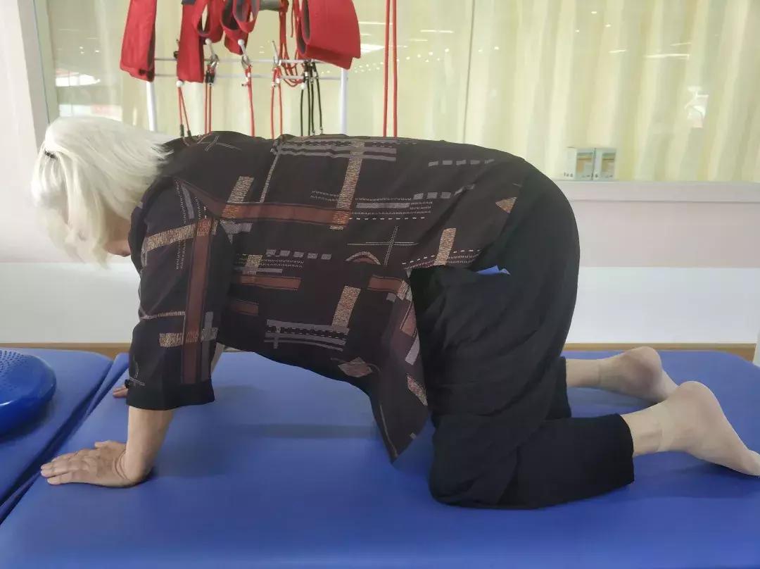 80岁老太太驼背90度能手术吗,老年人驼背有什么好的治疗方法