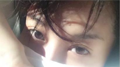 学她这样保养，50岁都不会有黑眼圈，秘密全靠这支「小黑管」