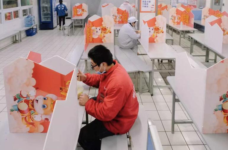 疫情下的超市:大润发订单量激增,人手不够的时候司机也要上