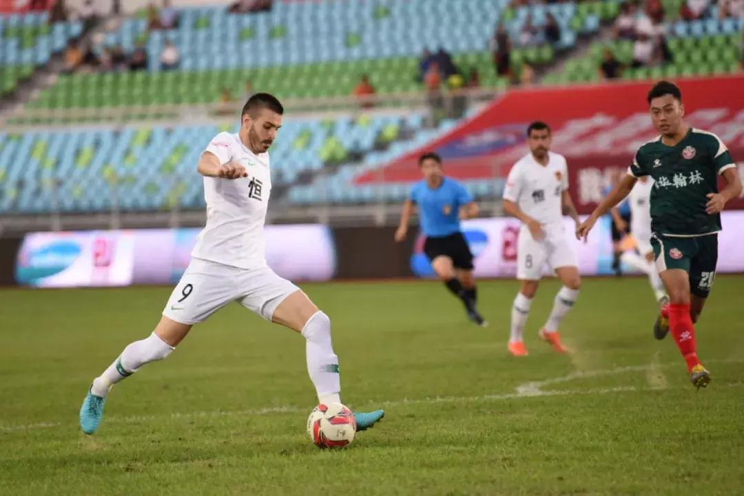 贵州恒丰莫塔角球破门,大连一方2:1贵州恒丰