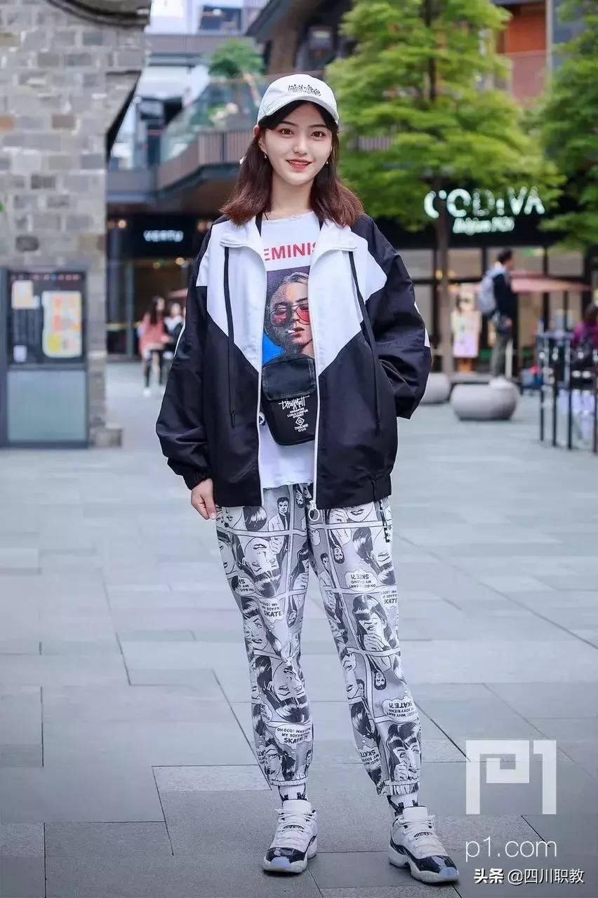 空姐登上成都世警会，西航版“迪丽热巴”颜值爆表