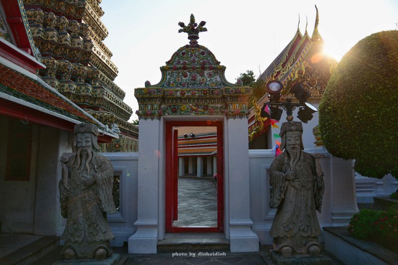 曼谷卧佛寺庙在哪里,曼谷卧佛在卧佛寺里面哪里