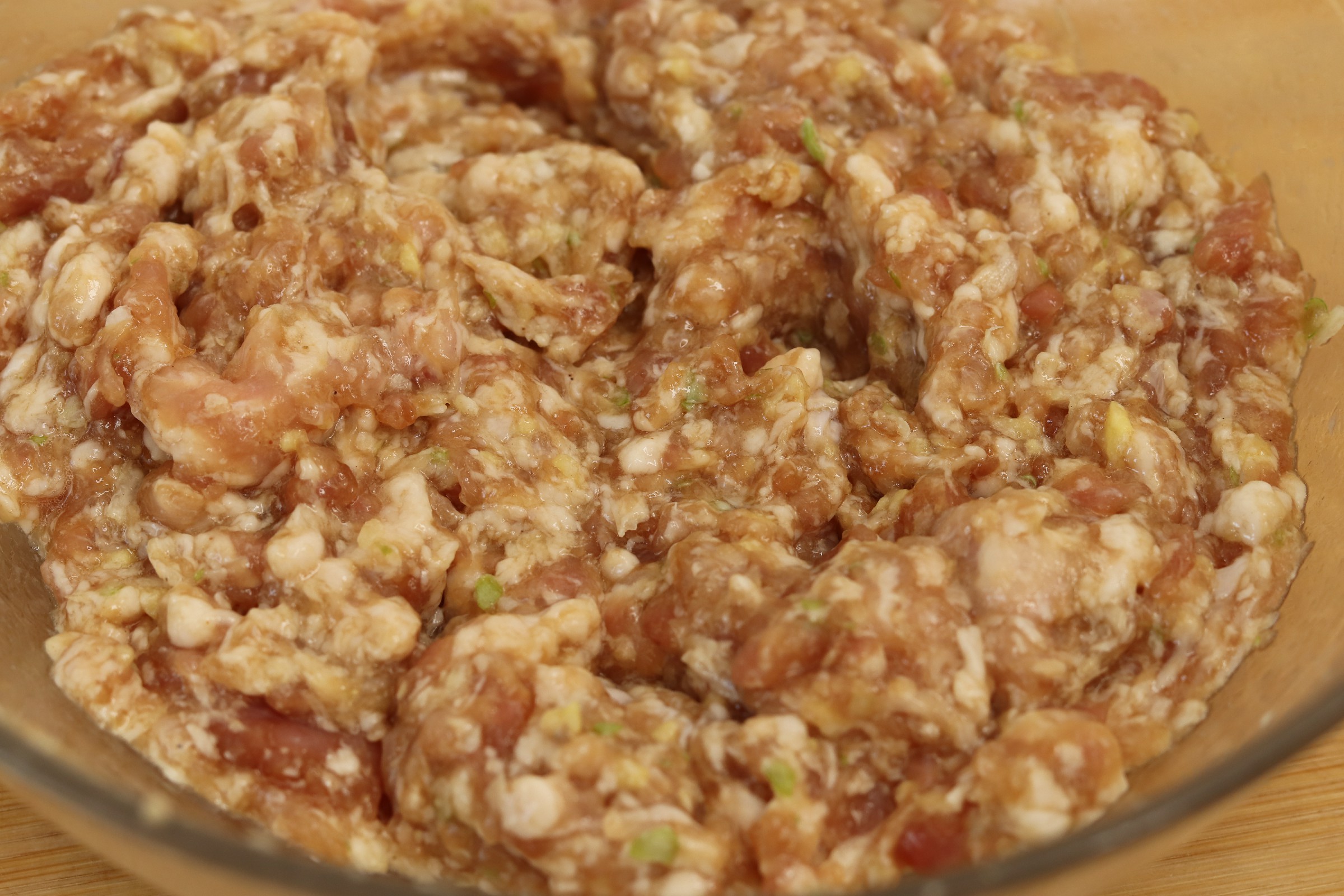 包饺子的肉馅该怎么调不散,包馄饨和饺子慢动作包法