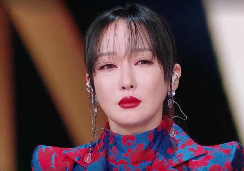 说哭萨顶顶拉踩炎亚纶，为赢《歌手》，《天赐的声音》剑走偏锋？