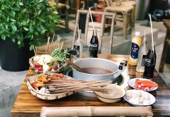 终于被我吃到了！这一锅90年代的麻辣烫，才是咱老成都挂念的市井味啊！