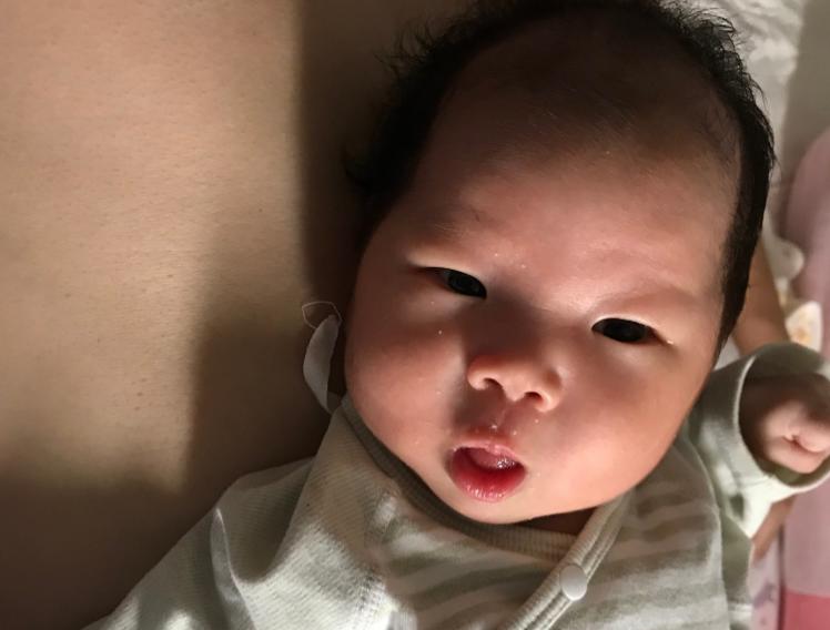 宝宝满月奶不够吃怎么办,宝宝满月了母乳怎么喂养