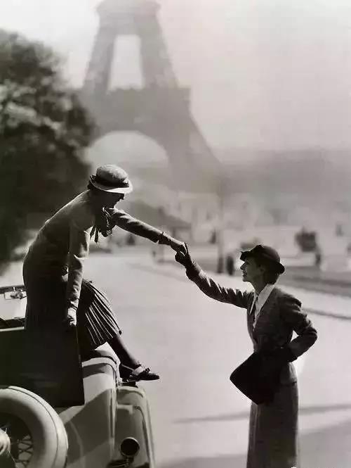 老照片里的旧时光在变幻的生命里,一张老照片展示着时代的变迁