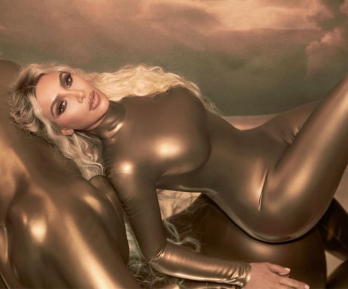 卡戴珊穿“乳胶衣”秀身材，为了美憋着不上厕所，胯太宽脱不下来