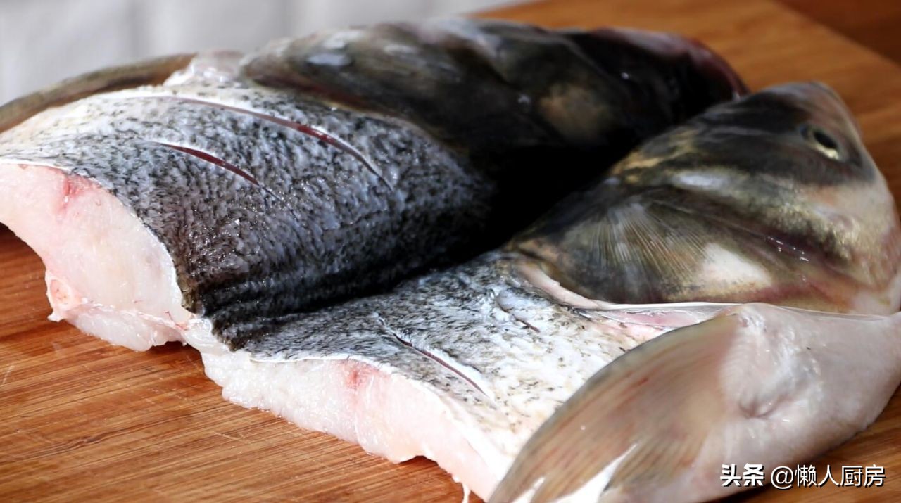 鱼头焖花蛤,这才是花蛤和虾最好的做法