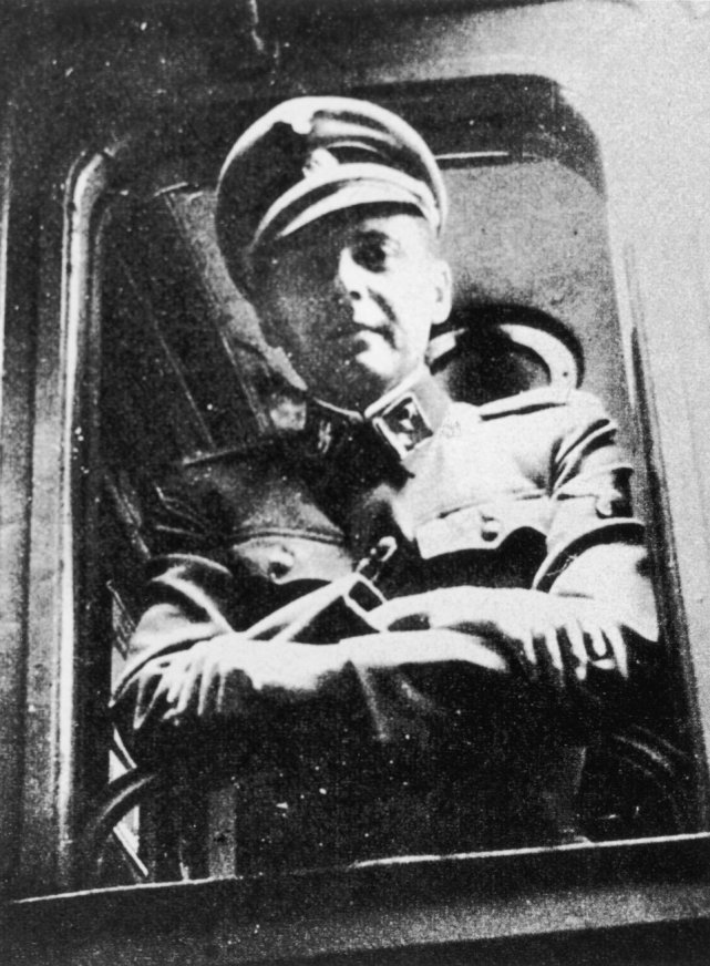 丧心病狂：纳粹医生拿18名侏儒犹太人做实验，拔牙抽血强迫生育