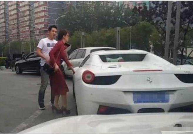 穷小伙开470万法拉利,成都首富开5000万法拉利