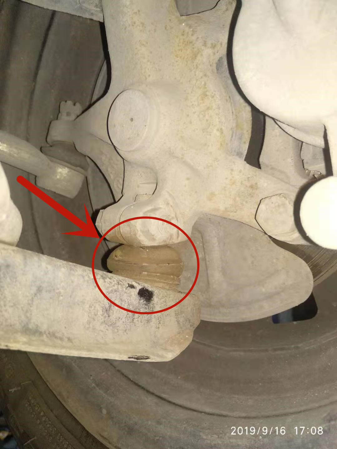 神车“五菱之光”,坑洼路段底盘异响,师傅:小问题