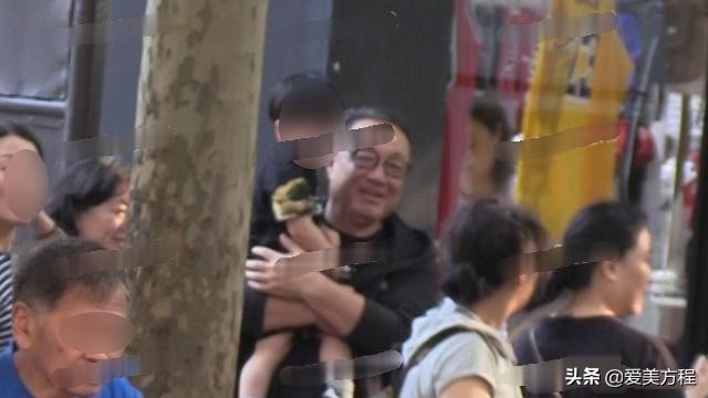 baby陪小海绵玩耍,baby陪小海绵买玩具
