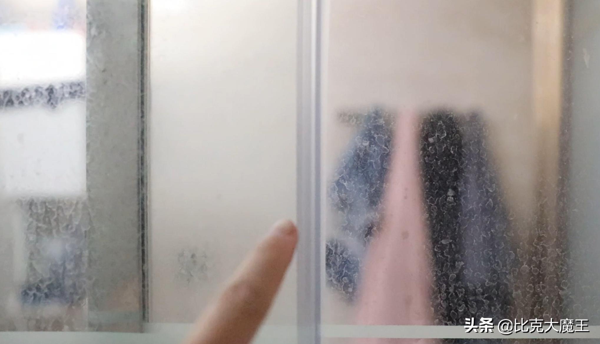 怎么除浴室玻璃上的顽固水垢,浴室玻璃上的顽固水垢怎么去除