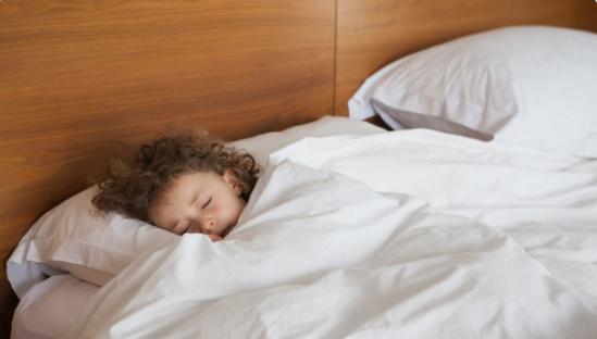 孩子摸*处私**、夹腿、蹭被子，这几个小细节，父母千万别忽视