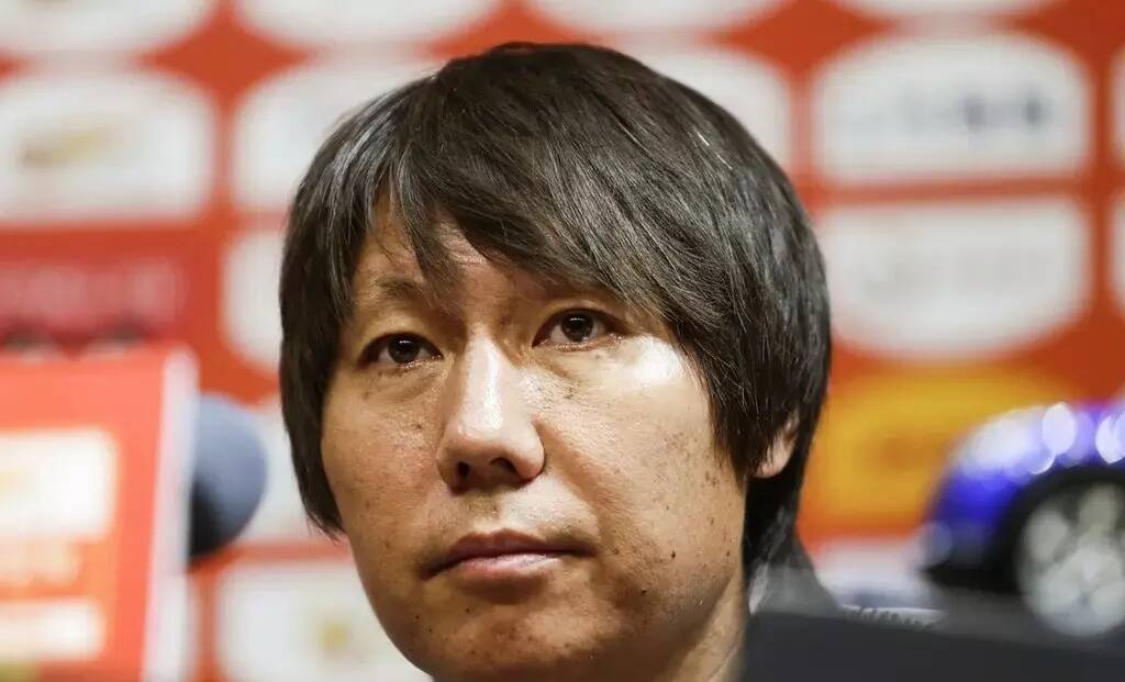 韩国欧巴引球迷膜拜，保级花睡狮觉醒，李铁能否率队度过难关？