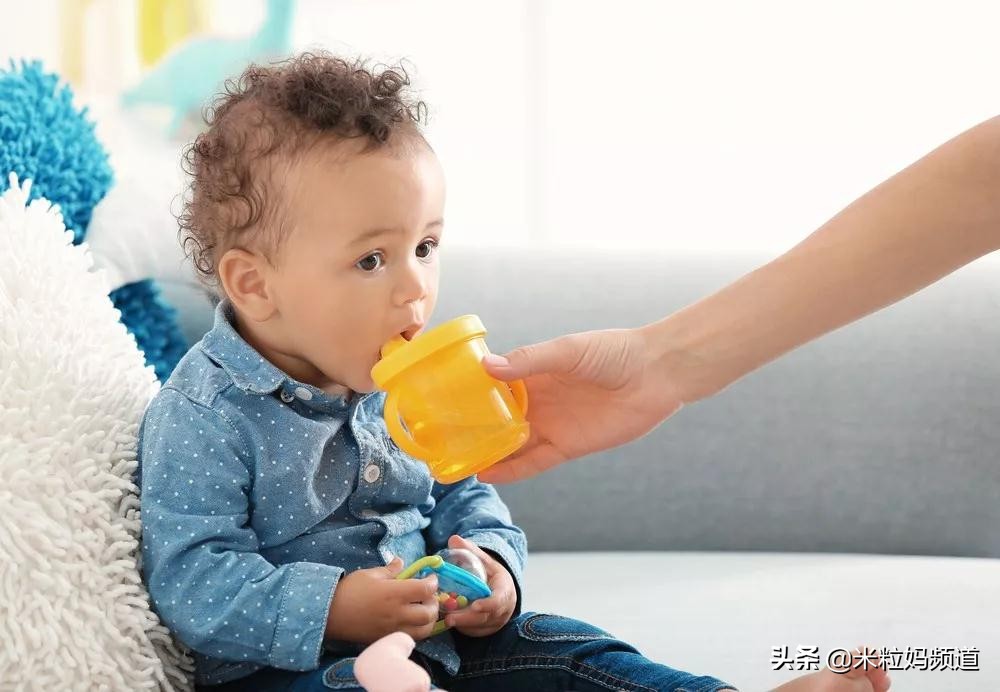 杯子怎么才能让孩子爱喝水,用什么水杯才能让小孩喜欢喝水